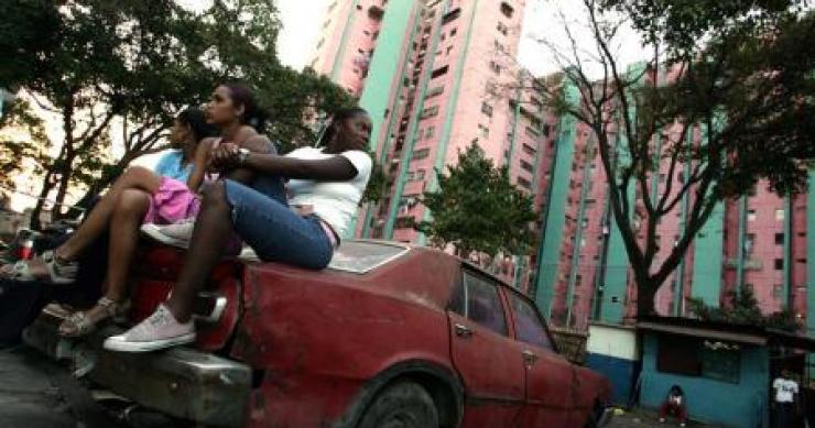 Venezuela recicla vehículos abandonados y armas para construir viviendas