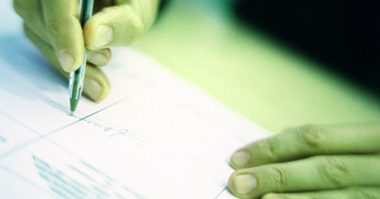 Cuidado con lo que firmas: las 7 cláusulas más peligrosas de las hipotecas