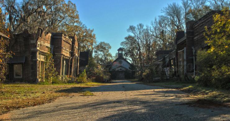 La bella decadencia de 'spectre', la ciudad construída para el rodaje de la película 'big fish' (fotos)
