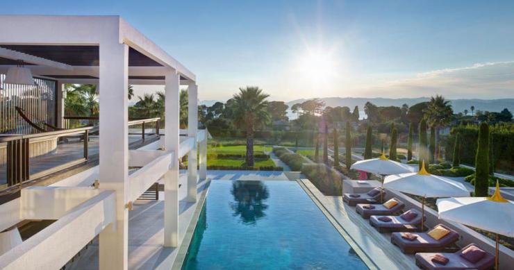 Casas de ensueño: una mansión de diseño con pista de tenis y sala de juegos en la costa francesa