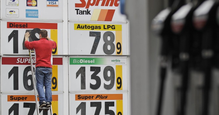 La gasolina más cara del mundo está en Europa (y la culpa la tienen los impuestos)