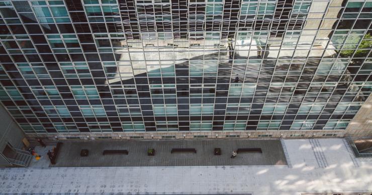 Así es el vanguardista campus que ie university ha construido en el antiguo edificio de iberia (fotos)