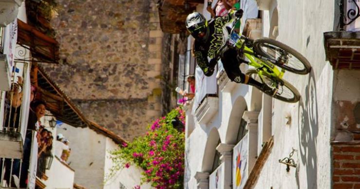 Edificios, adrenalina y bicicletas: el descenso Urbano convierte las ciudades en la mejor pista de carreras (fotos)