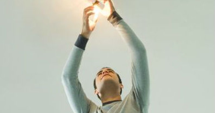 ¿Cómo puedo beneficiarme de la ayuda para pagar la electricidad?