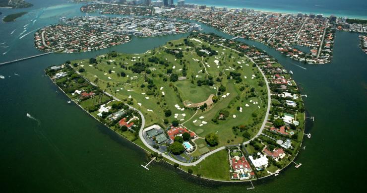 La isla de los ricos y famosos: no es un ‘reality’ sino el barrio de Miami donde tienen casa Julio Iglesias o Adriana Lima