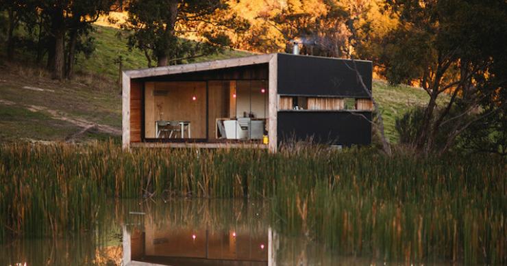 Casas de ensueño: un establo reconvertido en una espectacular cabaña frente a un lago (fotos)