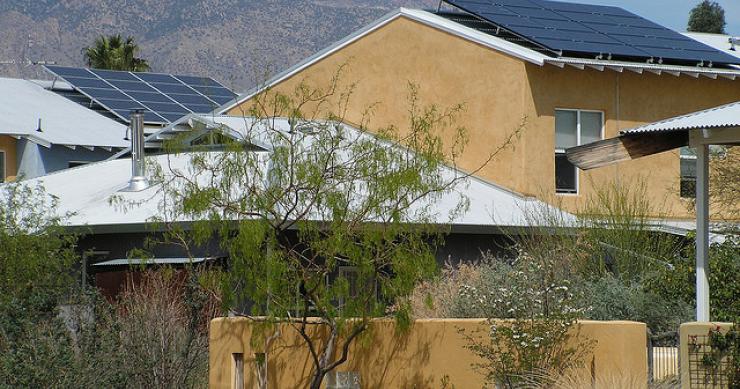¿Merece la pena instalar paneles solares en casa? Sí, pero el Gobierno te lo pone muy difícil