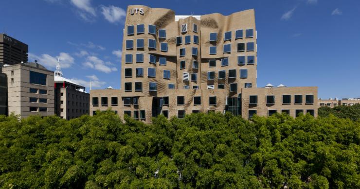 La ‘caja de cartón espachurrada’, el último (y polémico) edificio de Frank Gehry