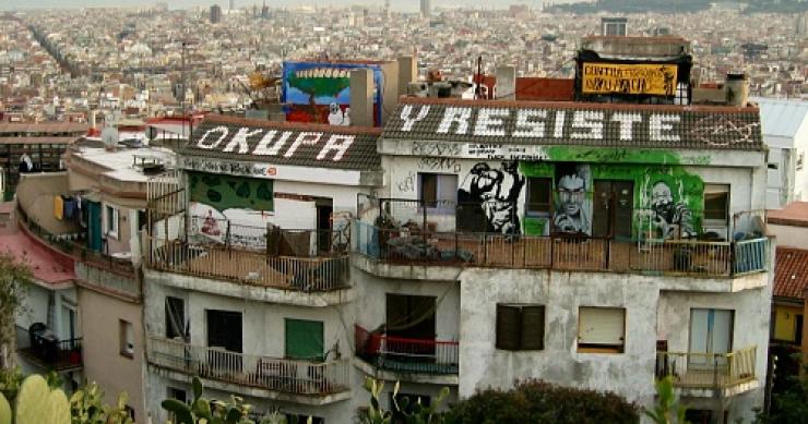 Casi la mitad de los pisos propiedad de los bancos en Barcelona están ocupados