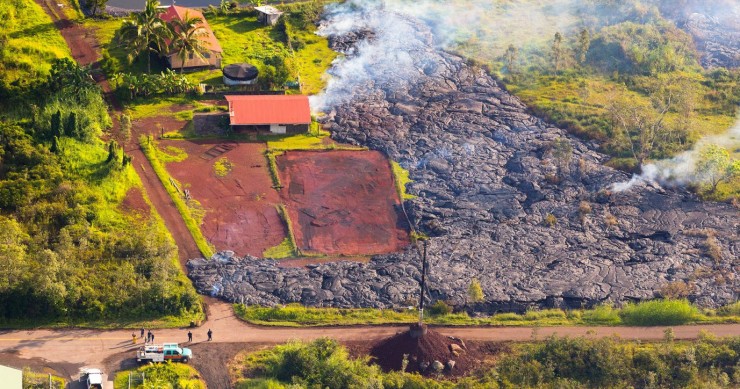 Espectacular secuencia de cómo se consume una casa arrasada por un río de lava en Hawái (fotos)