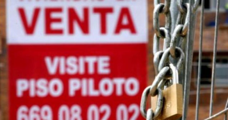 Se dan más hipotecas y los precios siguen cayendo, pero los notarios constatan que el mercado inmobiliario no acaba de despegar