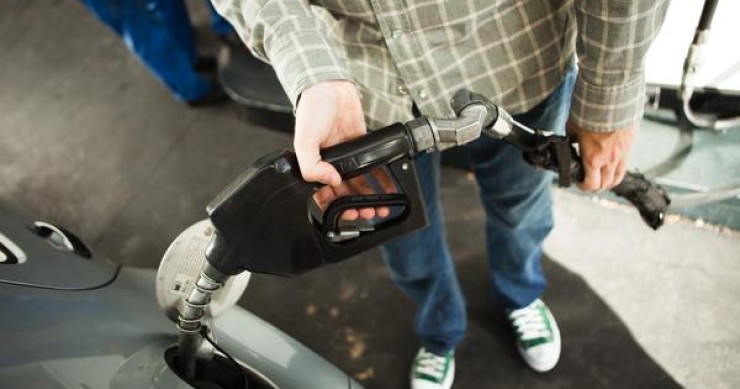 Echar gasolina no era tan barato desde 2012 (a pesar de que las distribuidoras incrementen su margen)