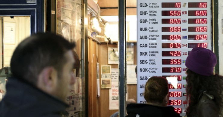 Si viajas al extranjero, ¿Mejor pagar con tarjeta o cambiar dinero en efectivo? 