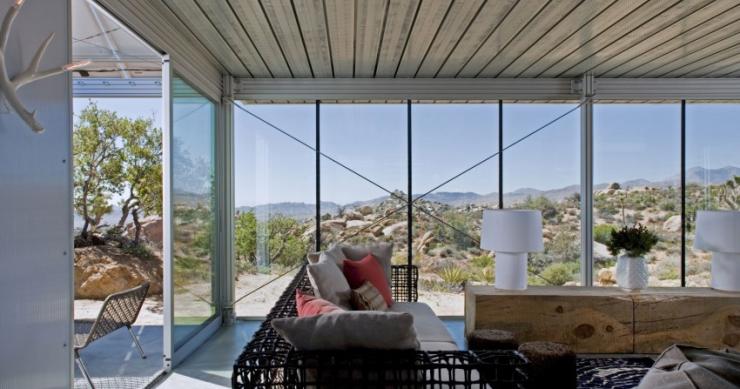 Casa de ensueño: una villa eficiente con paredes de cristal y rodeada de rocas (california)