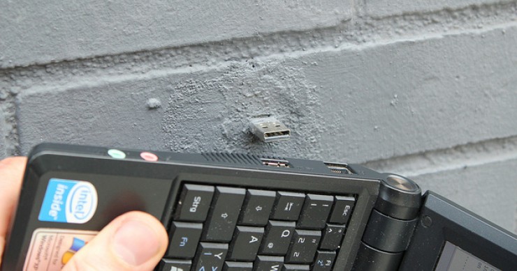 ¿Por qué hay más de 1.000 memorias USB emparedadas en los muros de los edificios de medio mundo? (Fotos)