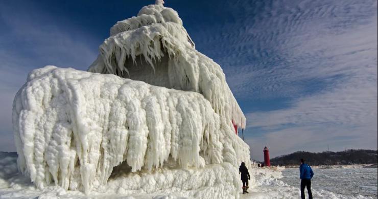 La belleza que emergió del frío: los espectaculares faros congelados del lago Michigan (fotos)