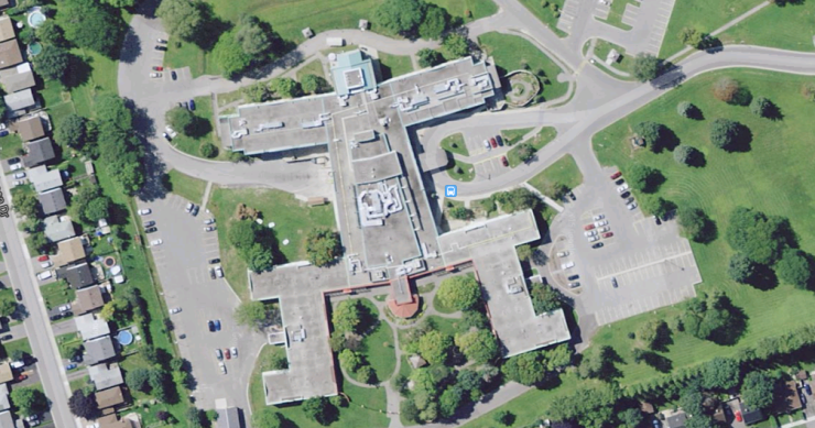 La mayor broma arquitectónica del mundo: un hospital de Canadá tiene forma de hombre desnudo (fotos)