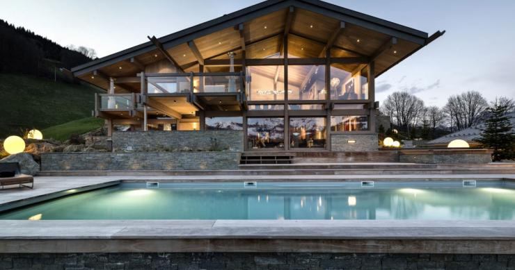 Hoteles con encanto: un hotel de máximo lujo con helipuerto para los amantes del esquí (fotos)