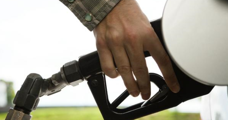Buenas noticias para esta Semana Santa: llenar el depósito del coche costará un 10 % menos que en los dos últimos años