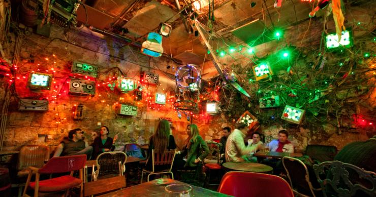 Los 'ruin pubs' de Budapest: de edificios destartalados a locales de moda
