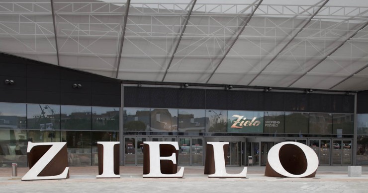 Entrada principal del Zielo Shopping
