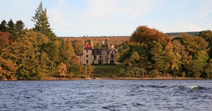Hoteles con encanto: un castillo rodeado de naturaleza salvaje y a la orilla del Lago Ness 