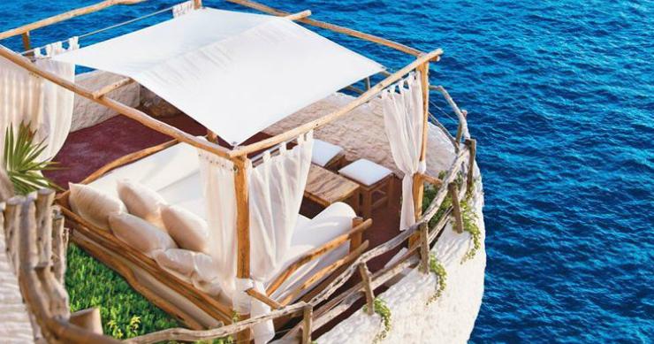 ¿La mejor terraza del mundo? Conoce Cova d’en Xoroi, la gruta de Menorca que cuenta con una puesta de sol única