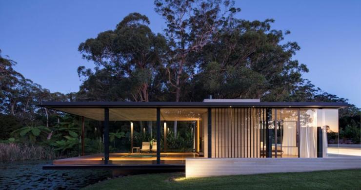 Casas de ensueño: la mansión minimalista de madera y cristal que un arquitecto novato ha diseñado para sus padres