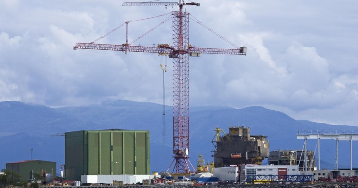 Así es la grúa más grande del mundo: puede levantar un avión comercial a 84 metros de altura