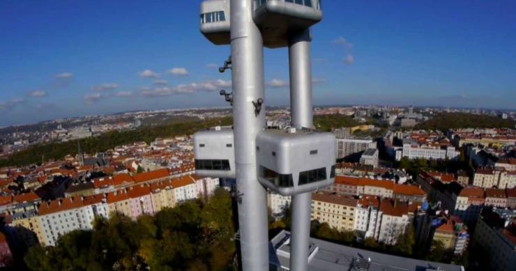 El vértigo (y el lujo) de dormir en una torre de TV de la era comunista a razón de 929 euros la noche