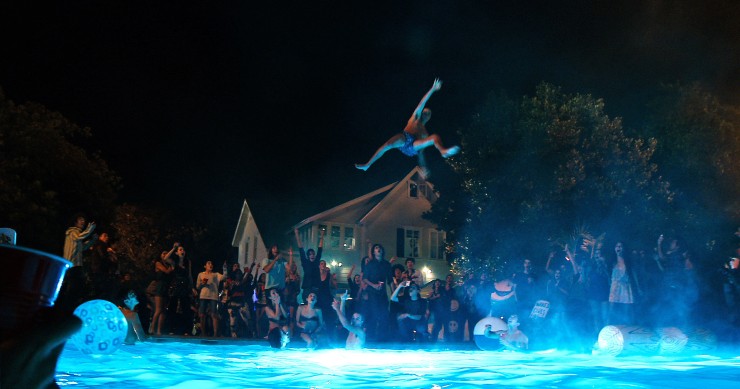 Los jóvenes, piscina y botellón: la principal causa de los falsos avisos de alarma en verano