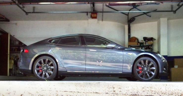 Si compras este chalet de lujo te regalan un deportivo Tesla