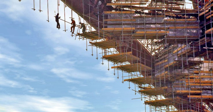 Obreros construyendo un edificio