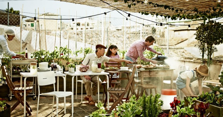 Terraza decorada con mesas y plantas