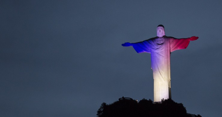 El Cristo de Rio de Janeiro iluminado con colores de la bandera francesa
