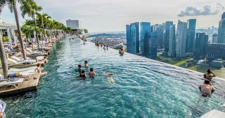 piscina del hotel marina bay sands de singapur, ubicada en el piso 57 (fuente: business insider)