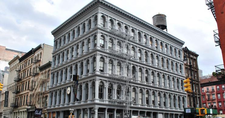 un emblemático edificio en el Soho de Nueva York