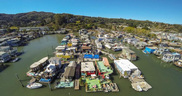 Barrio formado por casas flotantes