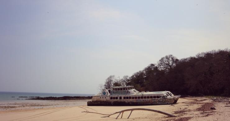 Barco abandonado en una playa de Panamá