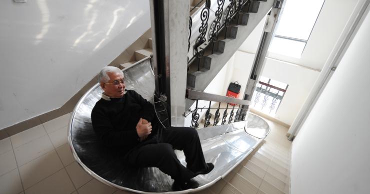 Salida de emergencia con forma de tobogán 