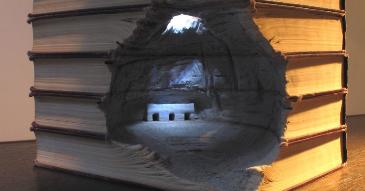 Un paseo por paisajes imposibles esculpidos sobre una vieja enciclopedia