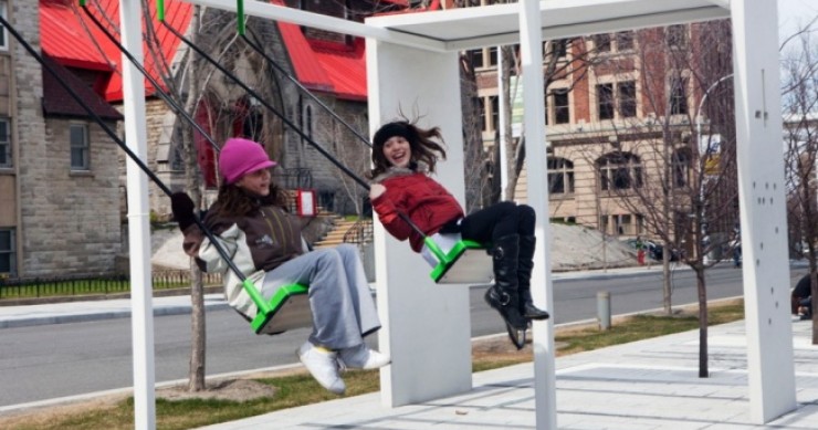 Hamacas en vez de bancos o columpios para esperar el bus: otra forma de vivir la ciudad