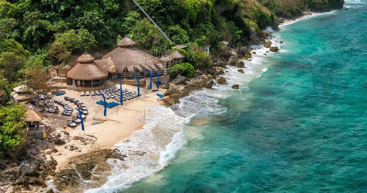 De la cama a la playa bajando un acantilado de 85 metros en funicular