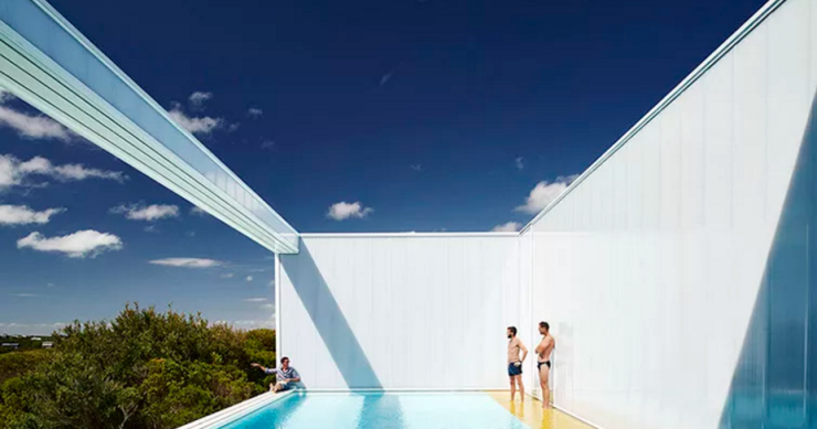 Una casa traslúcida frente al océano que se organiza en torno a la piscina acristalada