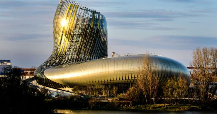 Abre el 'Guggenheim del vino', un museo que tiene la forma que traza la bebida al caer en la copa 