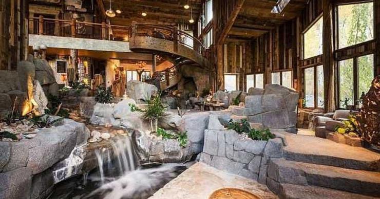 Casas de ensueño: una mansión en la montaña que pasaría desapercibida si no fuera por el río que cruza el salón 