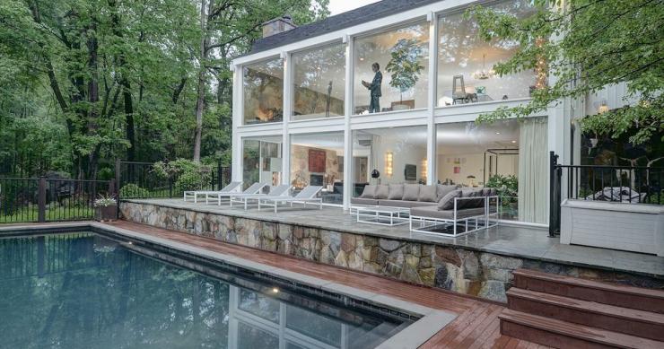 Casas de ensueño: una espectacular ‘jaula’ de cristal con vistas a la piscina y el jardín