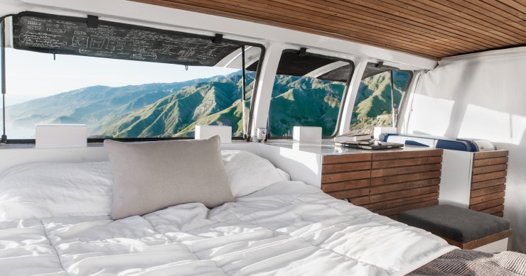 No es una cabaña con vistas privilegiadas, es una furgoneta convertida en minicasa sobre ruedas