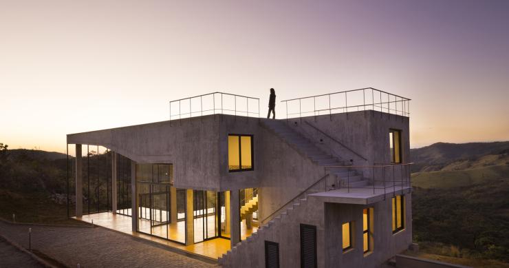 La onírica belleza de una casa con escaleras invertidas que parece sacada de un sueño