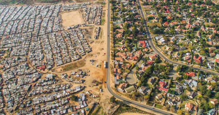 Escenas de desigualdad: la delgada línea que separa los barrios más ricos y más pobres de Sudáfrica
